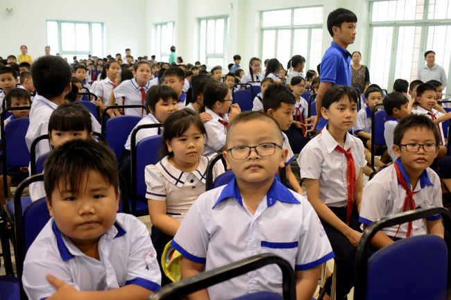 Giving gift portions to pupils on the occasion of Mid-Autumn Festival